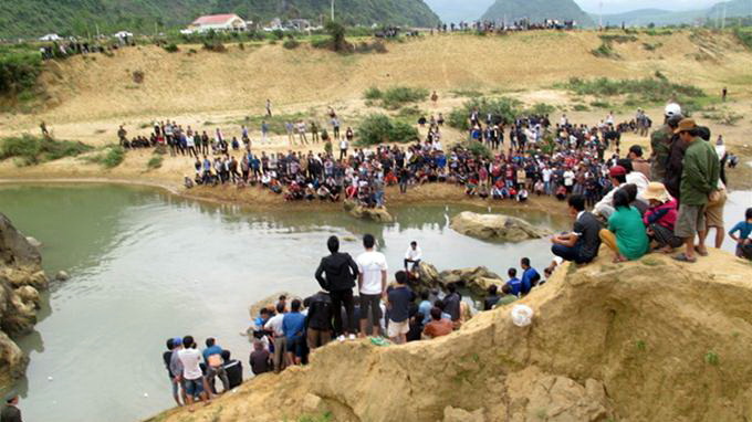 Quảng Bình Khó khăn trong trục vớt gỗ sưa ở bến Tróoc